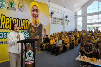 Adela Kamasya Adies menyapa relawan Surabaya dalam kegiaatan silaturahmi di kawasan Rungkut, Surabaya.