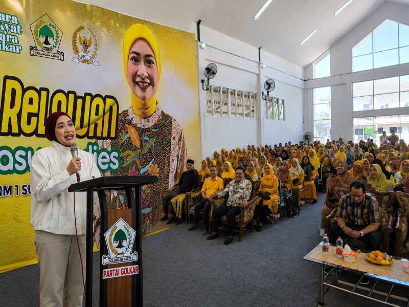 Adela Kamasya Adies menyapa relawan Surabaya dalam kegiaatan silaturahmi di kawasan Rungkut, Surabaya.