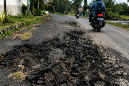 Kondisi jalan hotmix di Kelurahan Sumberrejo, Kecamatan Banyuwangi, dilaporkan retak, amblas, dan pecah sehingga membahayakan pengguna jalan, terutama pada malam hari.