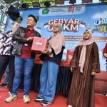 Pimpinan Bank Jatim Cabang Sidoarjo Suyatno, memberikan hadiah kepada UMKM yang ikut lomba.