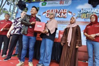 Pimpinan Bank Jatim Cabang Sidoarjo Suyatno, memberikan hadiah kepada UMKM yang ikut lomba.