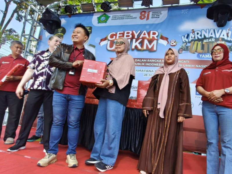 Pimpinan Bank Jatim Cabang Sidoarjo Suyatno, memberikan hadiah kepada UMKM yang ikut lomba.