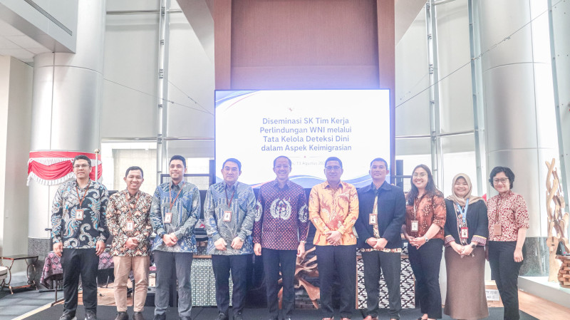 Tim Imigrasi pada KDEI Taipei di Taiwan berfoto bersama usai kegiatan.