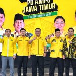 Ketua DPD Golkar Jatim Ali Mufthi berfoto bersama Ketum AMPG Pusat Said Aldi Al Idrus, Ketua AMPG Jatim Adiel Muhammad Kanantha dan jajaran pengurus usai membuka Pendidikan dan Pelatihan Daerah (Diklatda) Tingkat I AMPG Jawa Timur di Gedung DPD Partai Golkar Jatim, Jalan Ahmad Yani, Surabaya, Sabtu (5/9/2026).