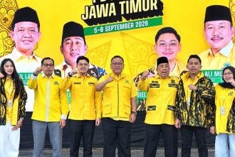 Ketua DPD Golkar Jatim Ali Mufthi berfoto bersama Ketum AMPG Pusat Said Aldi Al Idrus, Ketua AMPG Jatim Adiel Muhammad Kanantha dan jajaran pengurus usai membuka Pendidikan dan Pelatihan Daerah (Diklatda) Tingkat I AMPG Jawa Timur di Gedung DPD Partai Golkar Jatim, Jalan Ahmad Yani, Surabaya, Sabtu (5/9/2026).