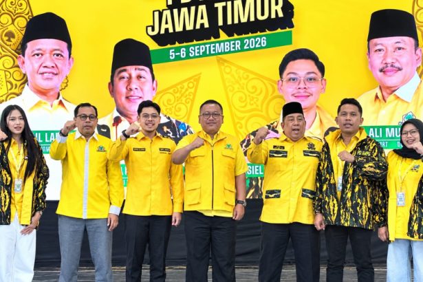 Ketua DPD Golkar Jatim Ali Mufthi berfoto bersama Ketum AMPG Pusat Said Aldi Al Idrus, Ketua AMPG Jatim Adiel Muhammad Kanantha dan jajaran pengurus usai membuka Pendidikan dan Pelatihan Daerah (Diklatda) Tingkat I AMPG Jawa Timur di Gedung DPD Partai Golkar Jatim, Jalan Ahmad Yani, Surabaya, Sabtu (5/9/2026).