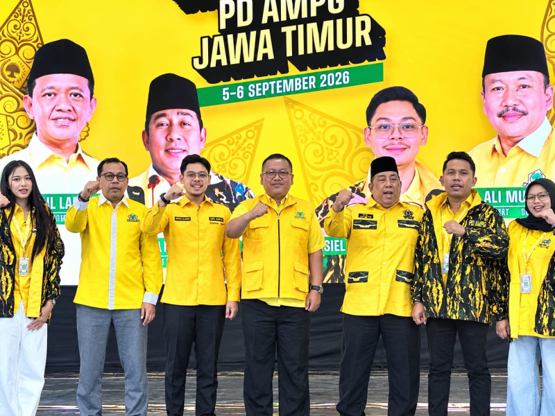 Ketua DPD Golkar Jatim Ali Mufthi berfoto bersama Ketum AMPG Pusat Said Aldi Al Idrus, Ketua AMPG Jatim Adiel Muhammad Kanantha dan jajaran pengurus usai membuka Pendidikan dan Pelatihan Daerah (Diklatda) Tingkat I AMPG Jawa Timur di Gedung DPD Partai Golkar Jatim, Jalan Ahmad Yani, Surabaya, Sabtu (5/9/2026).