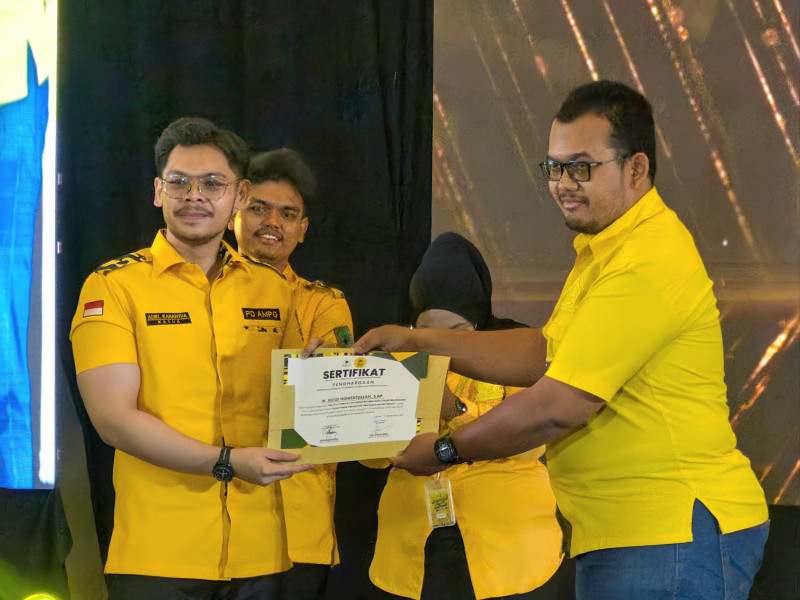 Ketua AMPG Jatim, Adiel Muhammad Kanantha (kiri), menyerahkan penghargaan kepada peserta.