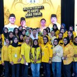 Para kader AMPG Jatim berfoto bersama Dyah Roro Esti Wakil Menteri Perdagangan Republik Indonesia yang merupakan kader Golkar dalam penutupan Diklatda.