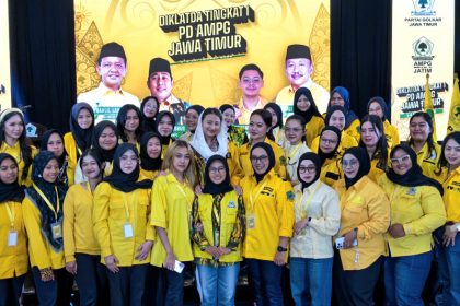 Para kader AMPG Jatim berfoto bersama Dyah Roro Esti Wakil Menteri Perdagangan Republik Indonesia yang merupakan kader Golkar dalam penutupan Diklatda.