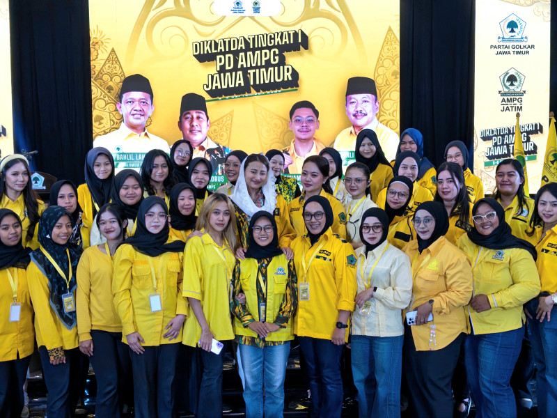 Para kader AMPG Jatim berfoto bersama Dyah Roro Esti Wakil Menteri Perdagangan Republik Indonesia yang merupakan kader Golkar dalam penutupan Diklatda.