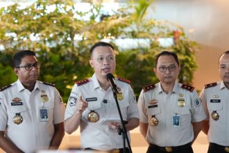 Dirjen Imigrasi Hendarsam Marantiko, didampingi Direktur Tempat Pemeriksaan Imigrasi TPI Suhendra (kiri), Kakanwil Ditjen Imigrasi DK Jakarta Pamuji Raharja, dan Kakanim Kelas I Khusus TPI Soekarno-Hatta Galih Priya Kartika Perdhana (kanan) saat memberikan keterangan pers.
