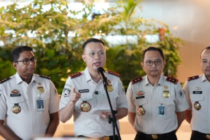 Dirjen Imigrasi Hendarsam Marantiko, didampingi Direktur Tempat Pemeriksaan Imigrasi TPI Suhendra (kiri), Kakanwil Ditjen Imigrasi DK Jakarta Pamuji Raharja, dan Kakanim Kelas I Khusus TPI Soekarno-Hatta Galih Priya Kartika Perdhana (kanan) saat memberikan keterangan pers.