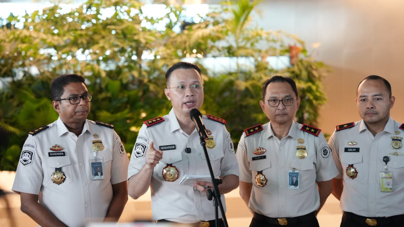 Dirjen Imigrasi Hendarsam Marantiko, didampingi Direktur Tempat Pemeriksaan Imigrasi TPI Suhendra (kiri), Kakanwil Ditjen Imigrasi DK Jakarta Pamuji Raharja, dan Kakanim Kelas I Khusus TPI Soekarno-Hatta Galih Priya Kartika Perdhana (kanan) saat memberikan keterangan pers.