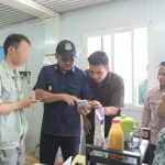 Petugas Imigrasi Semarang memeriksa dokumen milik orqmg asing di wilayah KIK.