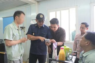 Petugas Imigrasi Semarang memeriksa dokumen milik orqmg asing di wilayah KIK.