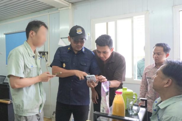 Petugas Imigrasi Semarang memeriksa dokumen milik orqmg asing di wilayah KIK.