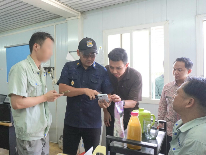 Petugas Imigrasi Semarang memeriksa dokumen milik orqmg asing di wilayah KIK.