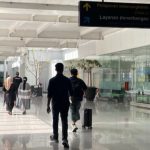 Petugas Imigrasi Semarang mengawal deportasi WN Tiongkok dari Bandara Internasional Jenderal Ahmad Yani, Semarang.