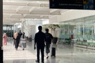 Petugas Imigrasi Semarang mengawal deportasi WN Tiongkok dari Bandara Internasional Jenderal Ahmad Yani, Semarang.