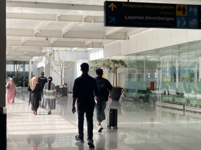 Petugas Imigrasi Semarang mengawal deportasi WN Tiongkok dari Bandara Internasional Jenderal Ahmad Yani, Semarang.