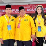 Ahmad Navis dan Nova Estrina bersama Ketua PP AMPG Said Ali Al Idrus (tengah) dalam kegiatan Perhimpunan Agung Pergerakan Pemuda UMNO di Malaysia.
