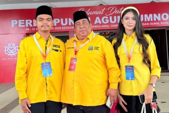 Ahmad Navis dan Nova Estrina bersama Ketua PP AMPG Said Ali Al Idrus (tengah) dalam kegiatan Perhimpunan Agung Pergerakan Pemuda UMNO di Malaysia.