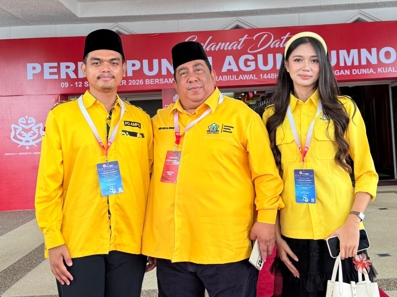 Ahmad Navis dan Nova Estrina bersama Ketua PP AMPG Said Ali Al Idrus (tengah) dalam kegiatan Perhimpunan Agung Pergerakan Pemuda UMNO di Malaysia.