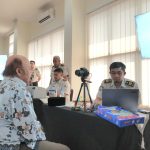 Suasana pelayanan pembuatan paspor bagi jemaah calon haji melalui layanan Eazy Paspor di Kantor Kementerian Haji dan Umrah Kota Salatiga.