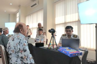 Suasana pelayanan pembuatan paspor bagi jemaah calon haji melalui layanan Eazy Paspor di Kantor Kementerian Haji dan Umrah Kota Salatiga.