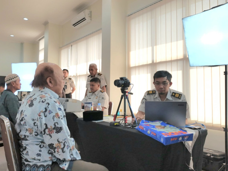 Suasana pelayanan pembuatan paspor bagi jemaah calon haji melalui layanan Eazy Paspor di Kantor Kementerian Haji dan Umrah Kota Salatiga.