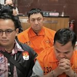 Fahd A Rafiq dan Kakantah Kabupaten Bogor Sontang Coin Manurung mengenakan rompi tahanan usai ditetapkan sebagai tersangka dan ditahan KPK.