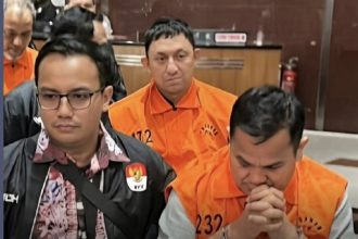 Fahd A Rafiq dan Kakantah Kabupaten Bogor Sontang Coin Manurung mengenakan rompi tahanan usai ditetapkan sebagai tersangka dan ditahan KPK.
