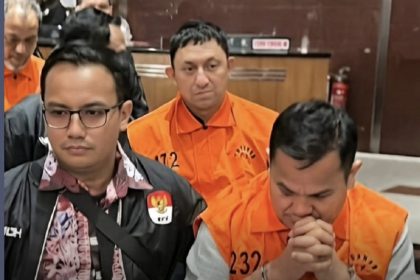 Fahd A Rafiq dan Kakantah Kabupaten Bogor Sontang Coin Manurung mengenakan rompi tahanan usai ditetapkan sebagai tersangka dan ditahan KPK.