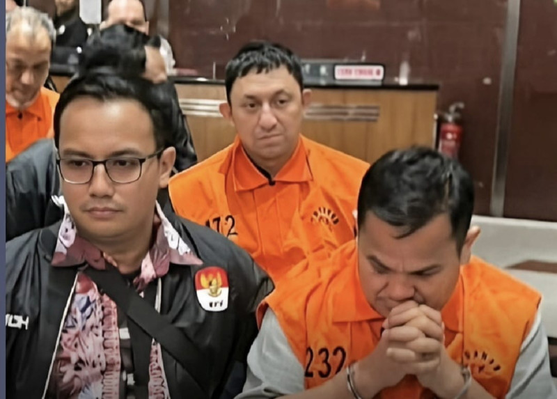 Fahd A Rafiq dan Kakantah Kabupaten Bogor Sontang Coin Manurung mengenakan rompi tahanan usai ditetapkan sebagai tersangka dan ditahan KPK.