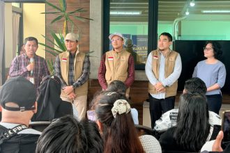 Kepala Bidang Imigrasi KDEI Taipei, Wahyu Wibisono (dua dari kanan) hadir di Penghu untuk memastikan WNI mendapatkan akses pelayanan keimigrasian.