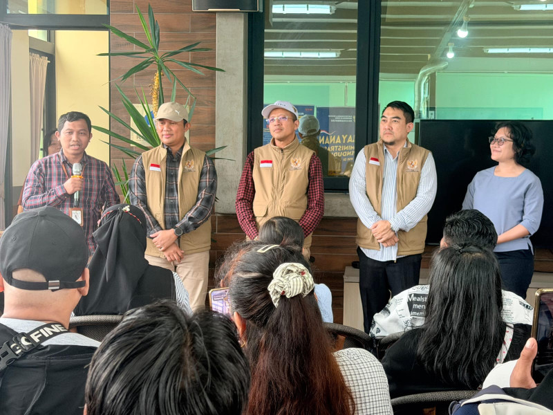 Kepala Bidang Imigrasi KDEI Taipei, Wahyu Wibisono (dua dari kanan) hadir di Penghu untuk memastikan WNI mendapatkan akses pelayanan keimigrasian.