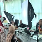 Petugas imigrasi melayani pembuatan paspor bagi jemaah calon haji di wilayah Kota Semarang.
