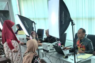 Petugas imigrasi melayani pembuatan paspor bagi jemaah calon haji di wilayah Kota Semarang.