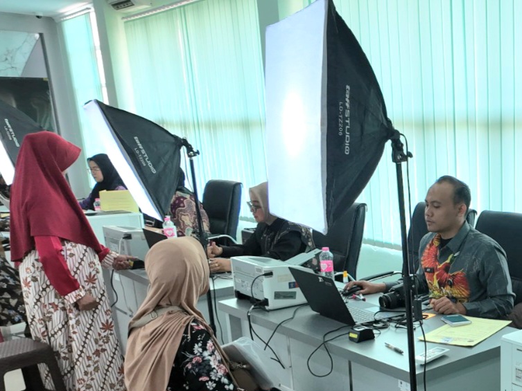 Petugas imigrasi melayani pembuatan paspor bagi jemaah calon haji di wilayah Kota Semarang.