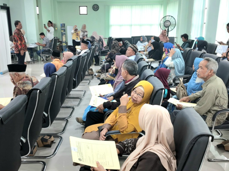 Ratusan pemohon eazy paspor haji menunggu giliran dipanggil petugas imigrasi untuk perekaman gambar dan data biometrik.