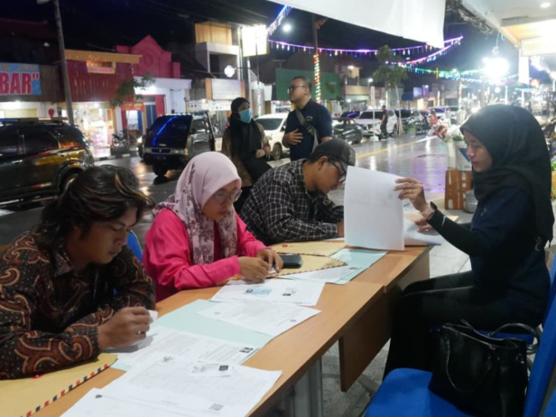Suasana pelayanan paspor malam hari yang digelar oleh Imigrasi Pemalang.
