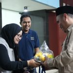Kepala Seksi Pelayanan dan Verifikasi Dokumen Perjalanan, Agus Surono (tengah) mendampingi petugas memberikan pelayanan kepada pemohon paspor.