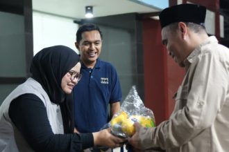 Kepala Seksi Pelayanan dan Verifikasi Dokumen Perjalanan, Agus Surono (tengah) mendampingi petugas memberikan pelayanan kepada pemohon paspor.