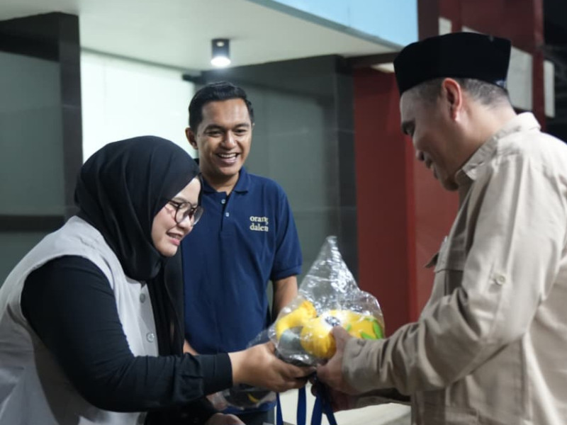 Kepala Seksi Pelayanan dan Verifikasi Dokumen Perjalanan, Agus Surono (tengah) mendampingi petugas memberikan pelayanan kepada pemohon paspor.