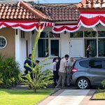 Sejumlah petugas yang diduga penyidik KPK terlihat berada di area Kantor Wilayah BPN Jawa Timur saat proses penggeledahan, Kamis (24/9/2026).