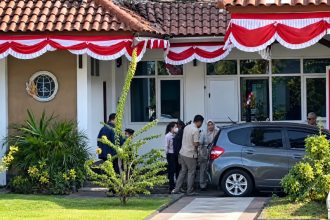 Sejumlah petugas yang diduga penyidik KPK terlihat berada di area Kantor Wilayah BPN Jawa Timur saat proses penggeledahan, Kamis (24/9/2026).