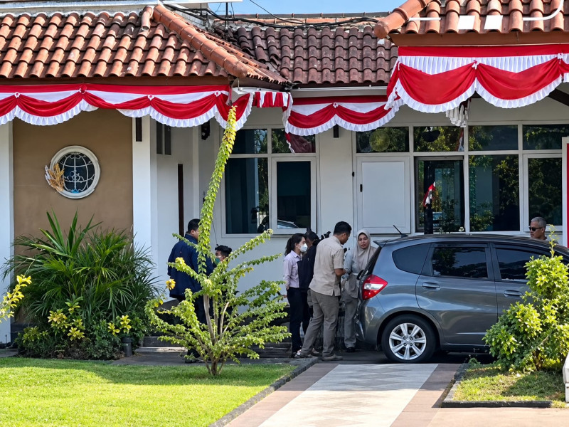 Sejumlah petugas yang diduga penyidik KPK terlihat berada di area Kantor Wilayah BPN Jawa Timur saat proses penggeledahan, Kamis (24/9/2026).