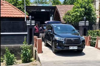 Penyidik KPK menggeledah rumah yang berkaitan dengan Dirjen PPTR ATR/BPN Lampri di Desa Kecubung, Kecamatan Pace, Nganjuk, Kamis (24/9/2026).