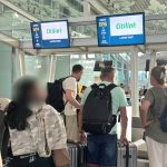 Petugas Imigrasi Semarang mengawal WNA Timor Leste untuk menjalani deportasi melalui Bandara Internasional I Gusti Ngurah Rai.